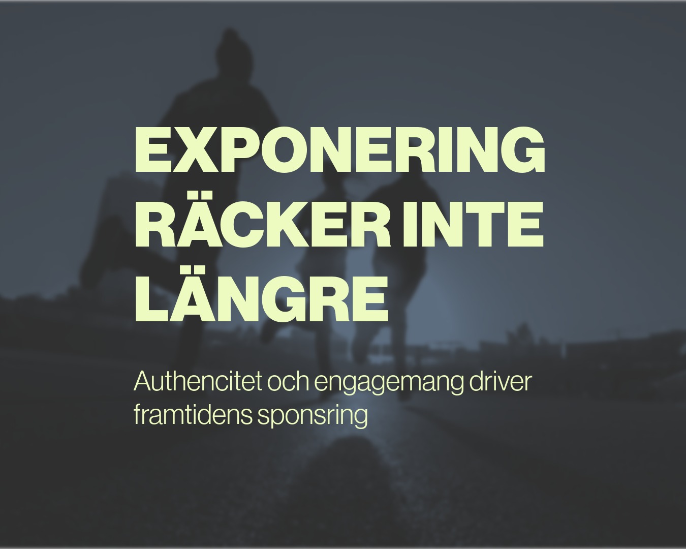 Löpare i rörelse med blur. Text i grönt: ‘Exponering räcker inte längre – autenticitet och engagemang driver framtidens sponsring’. Bild för artikel om idrottssponsring och autentiskt innehåll från Sportsaeye